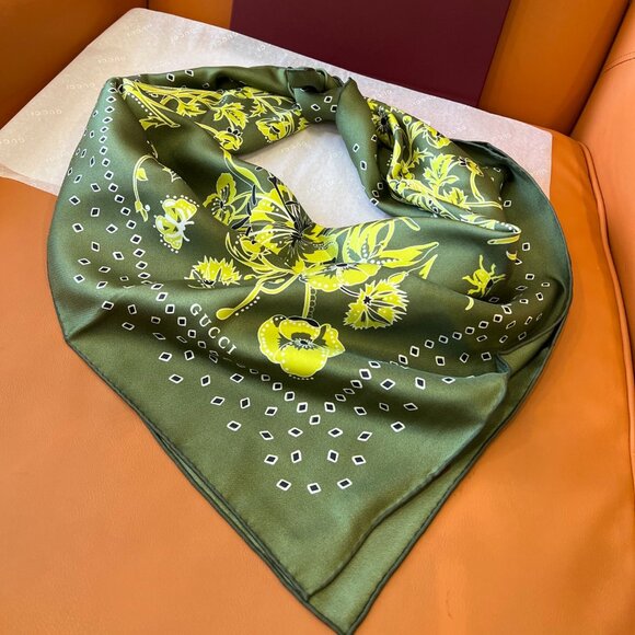 Luxury Gucci Foulard with Interlocking G Pattern - Picture 1 of 9